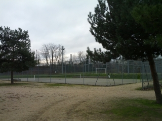 le petit terrain de tennis
